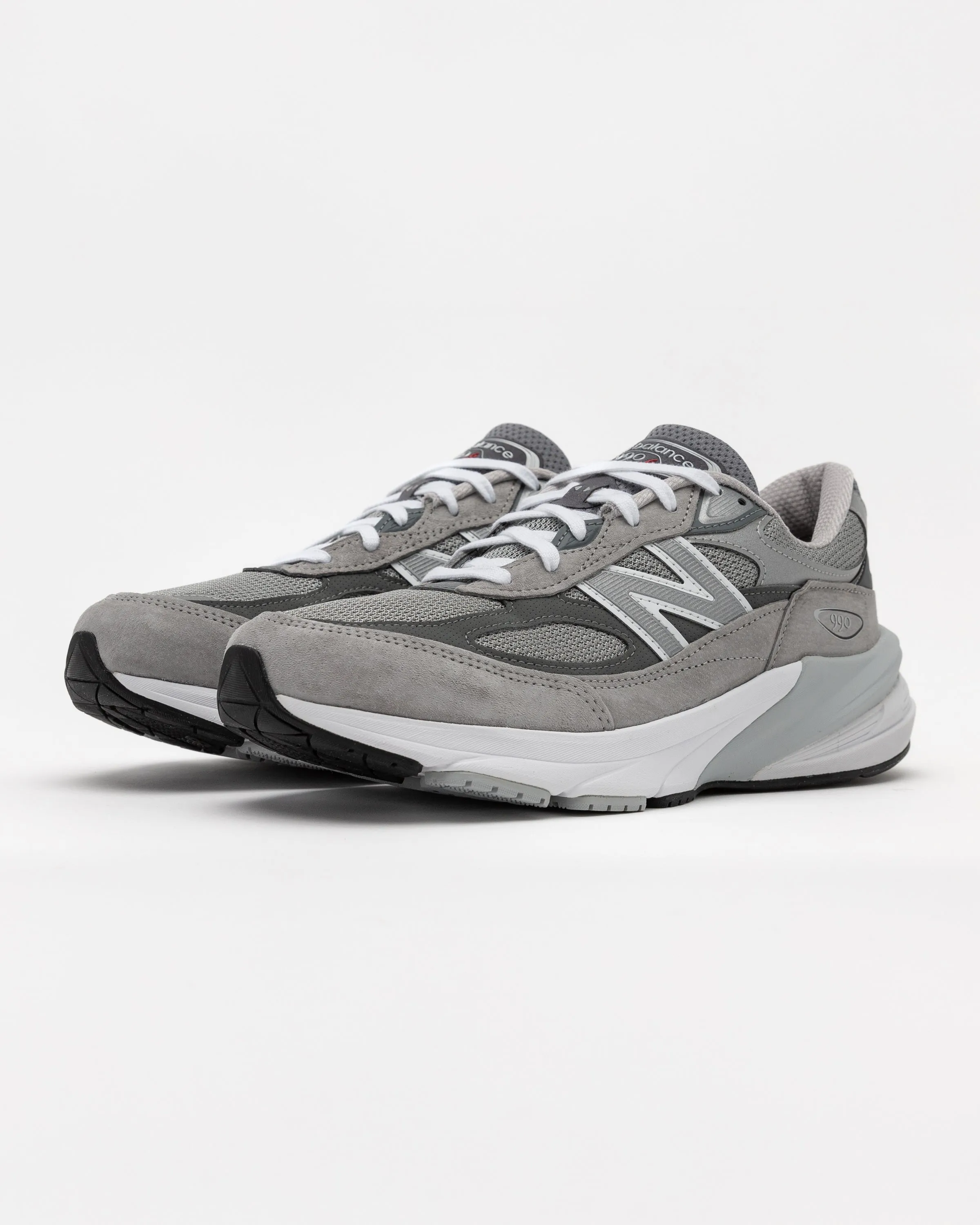 990v6 in Grey and White