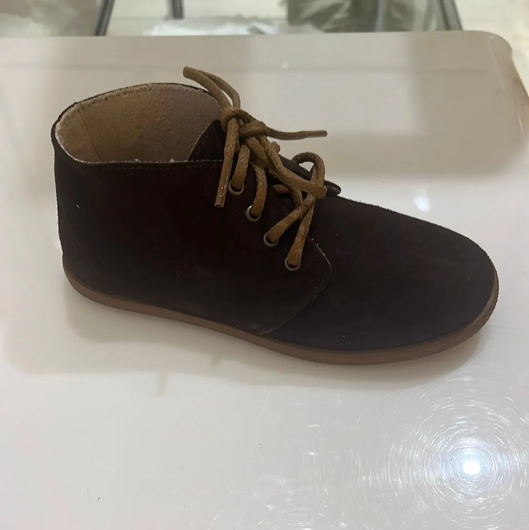 Brown safari boot with laces