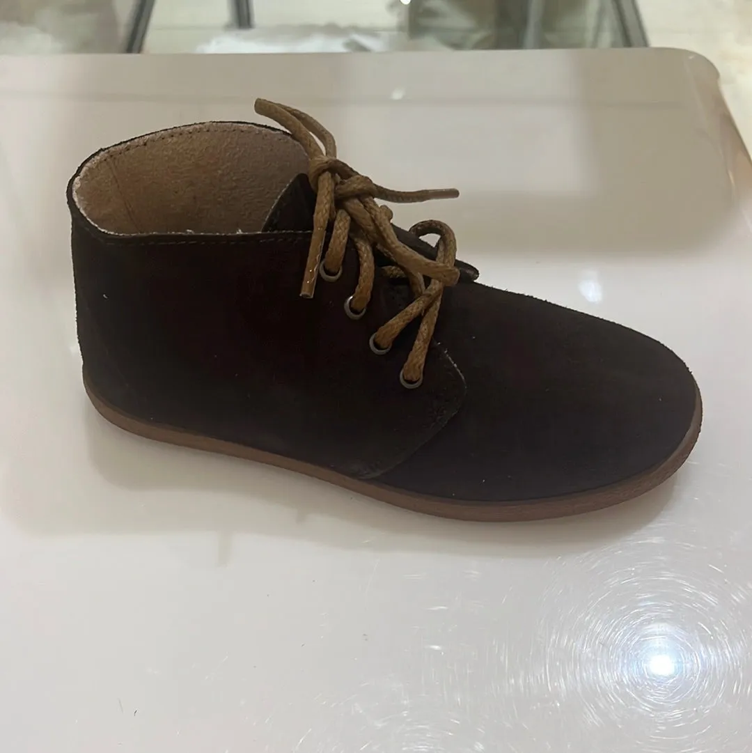 Brown safari boot with laces