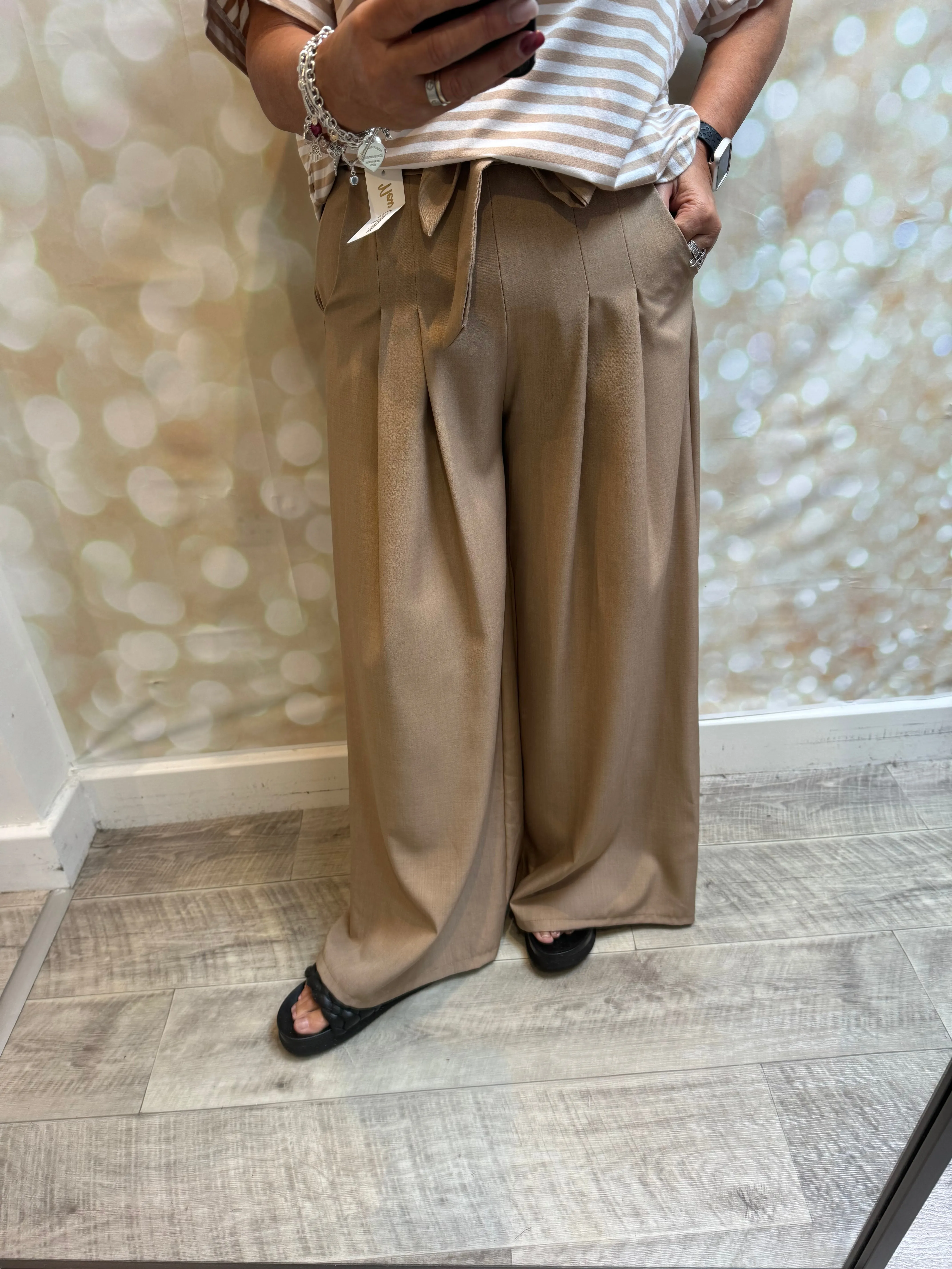 Wide leg Pleated trousers